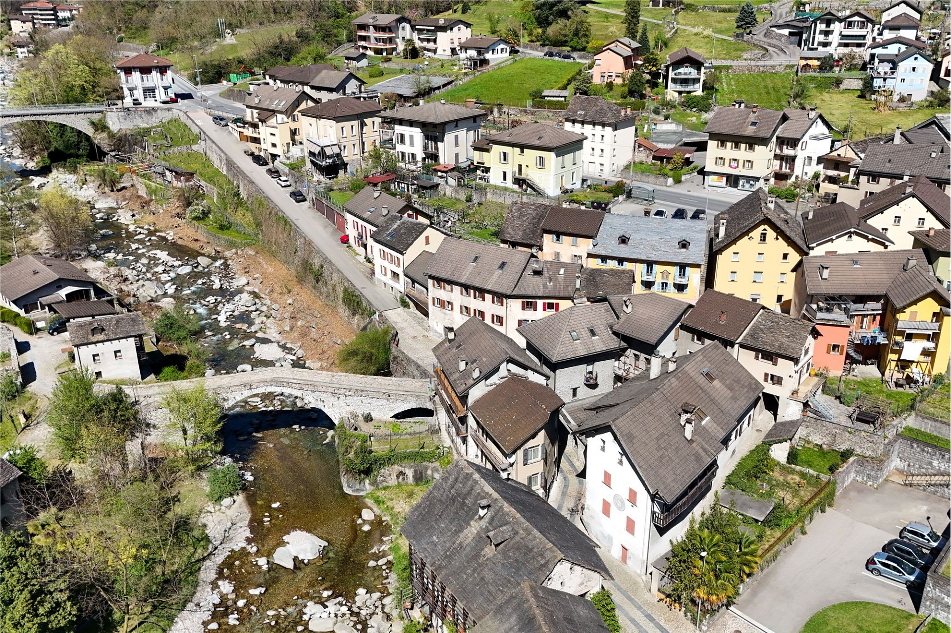Luftaufnahme eines Flussdorfes mit Brücken und Wohnhäusern