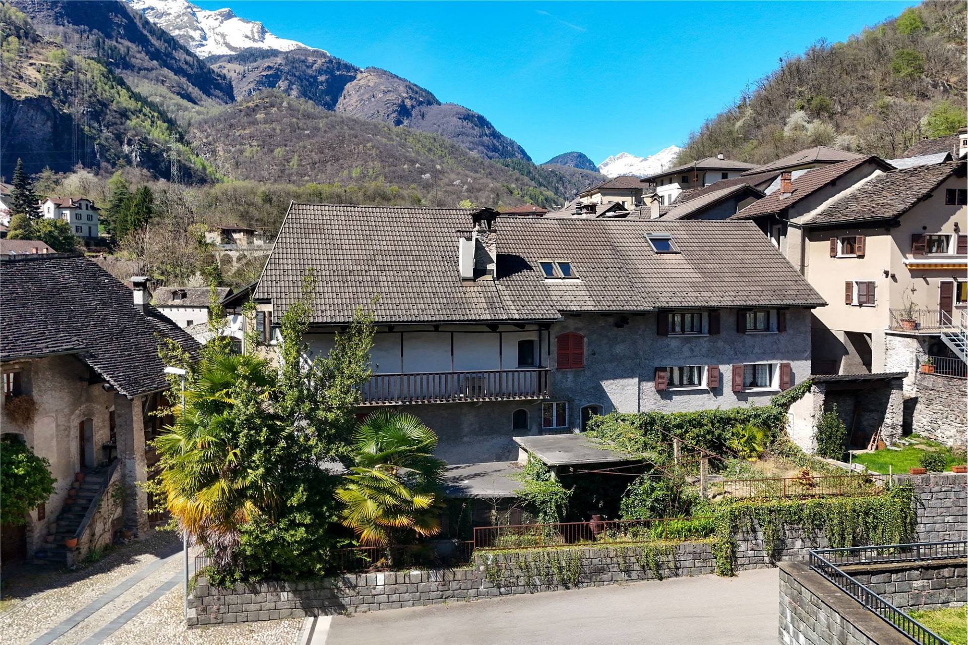 Alpines Dorf mit Wohnhäusern und Bergpanorama