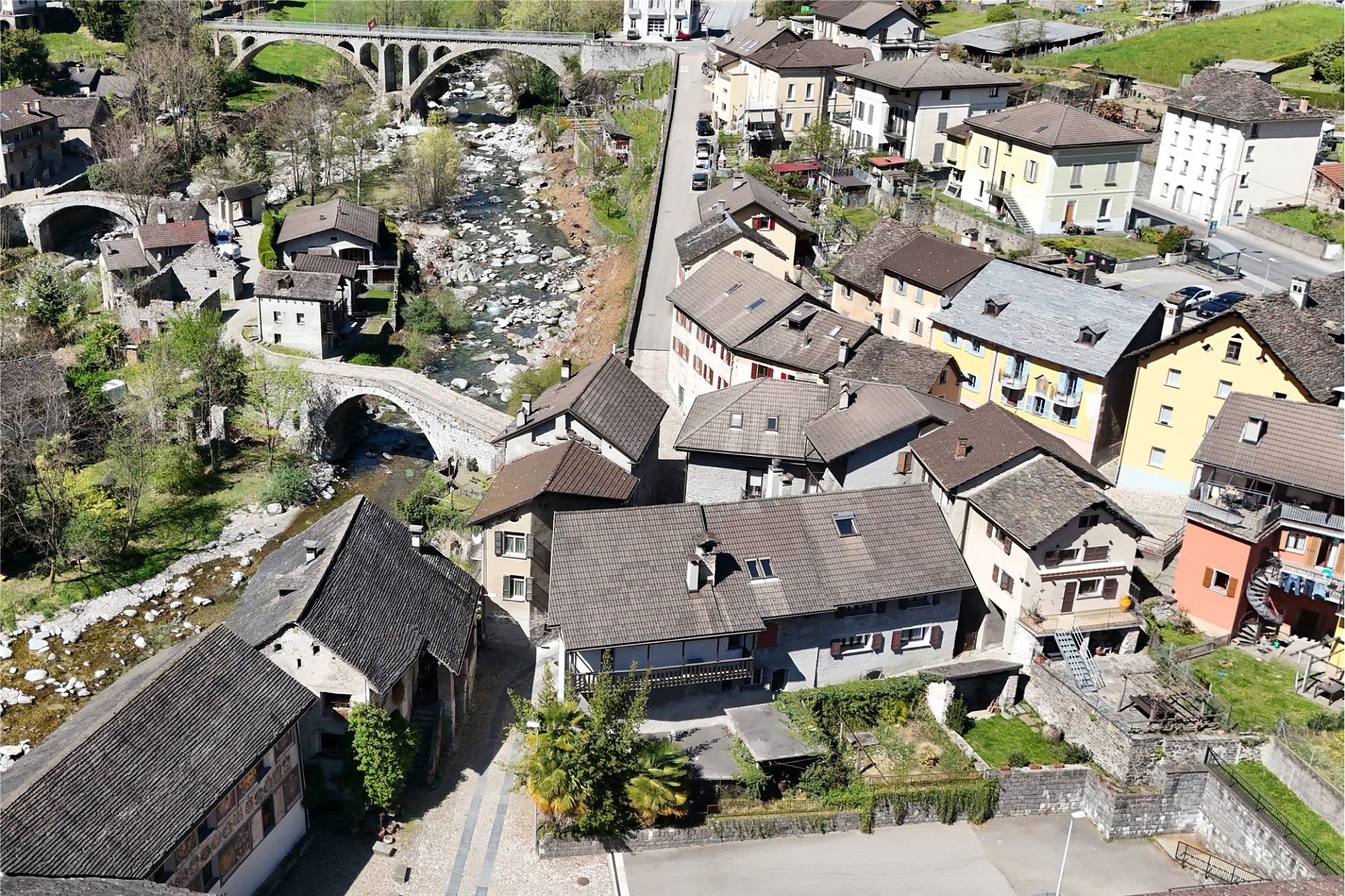 Luftaufnahme eines Flussdorfes mit Steinbrücken