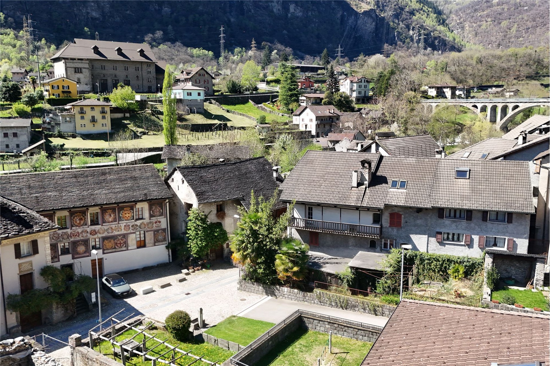 Dorfansicht mit alpinem Tal und historischen Gebäuden