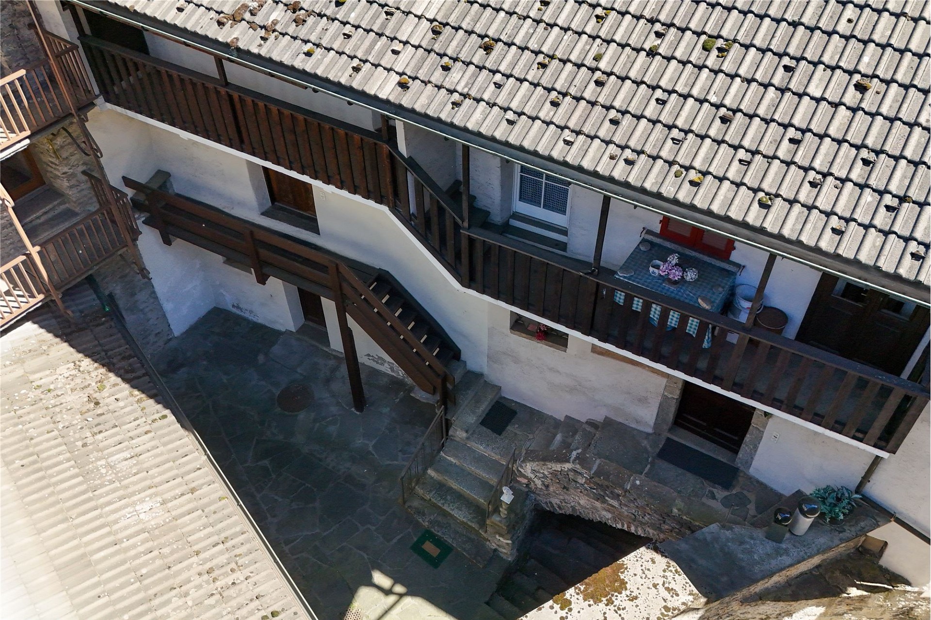 Innenhof eines traditionellen Gebäudes mit umlaufenden Holzbalkonen
