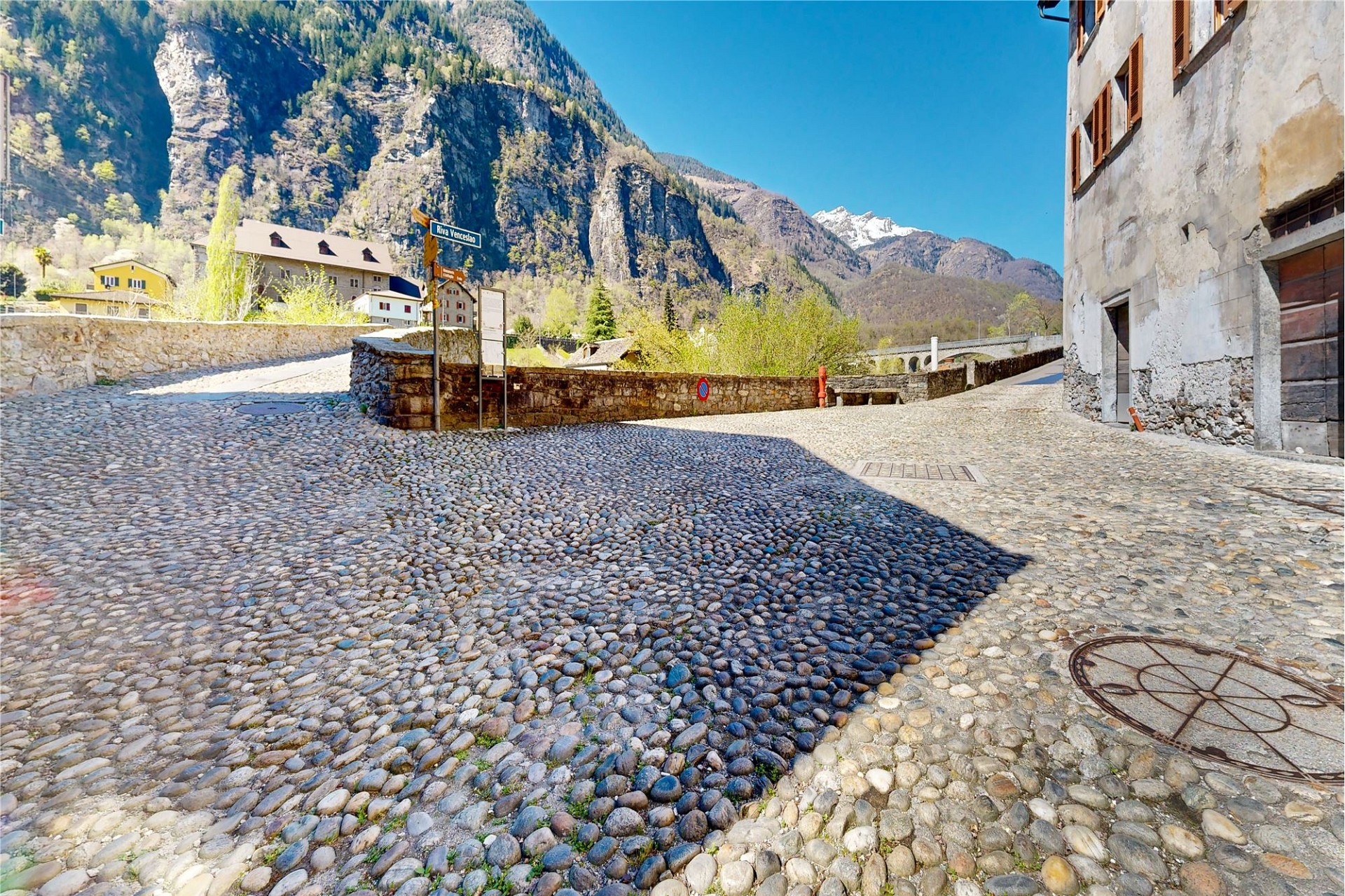 Historischer Platz mit Bergkulisse