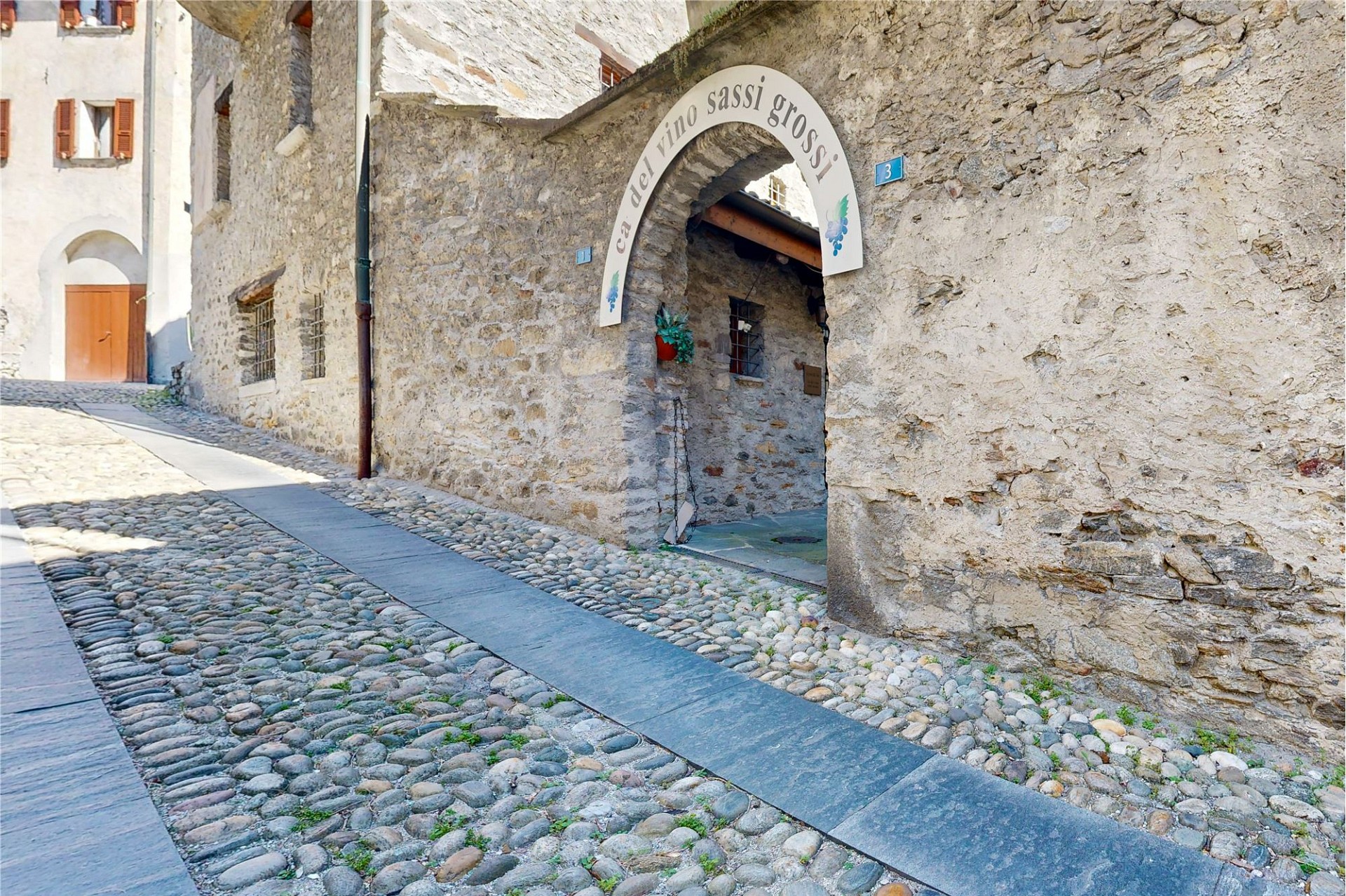 Historische Gasse mit Steingebäude und Torbogen