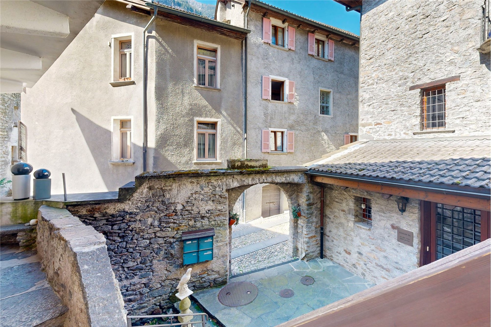 Historischer Innenhof mit Steinmauern