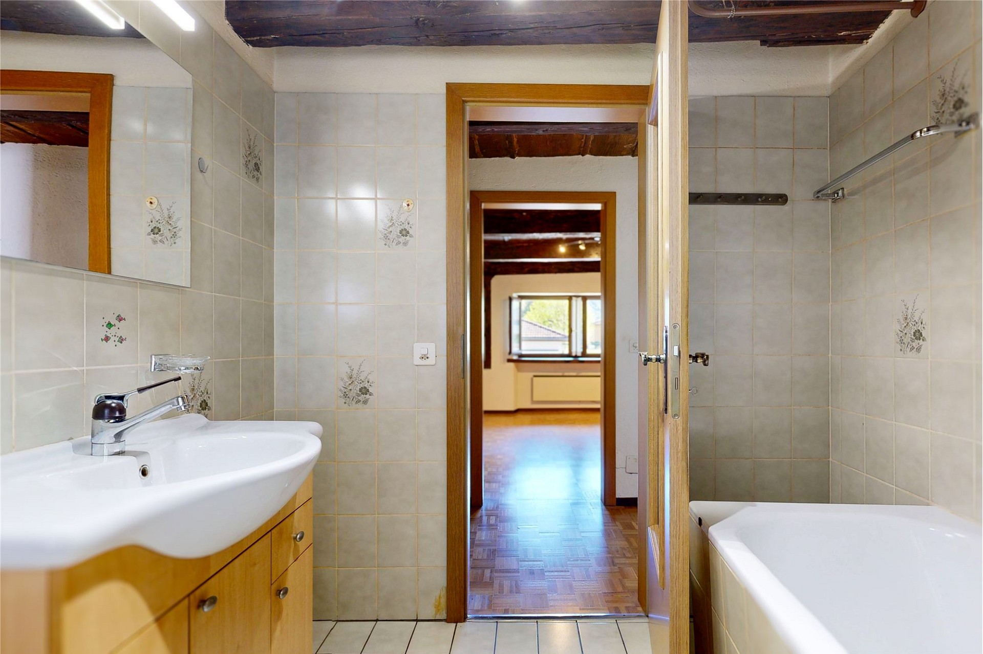 Badezimmer mit Badewanne und Waschbecken