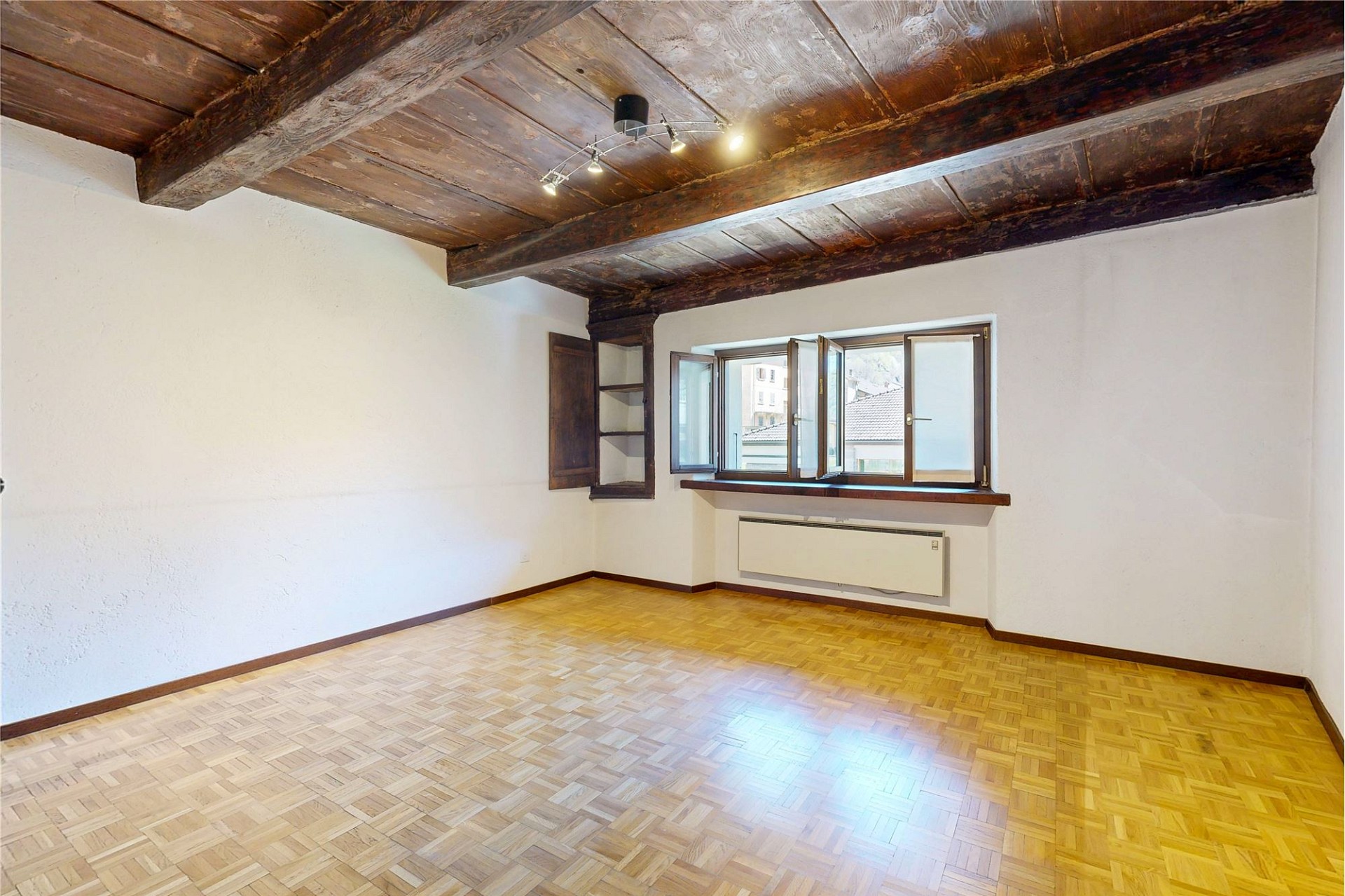 Leeres Zimmer mit Holzbalkendecke