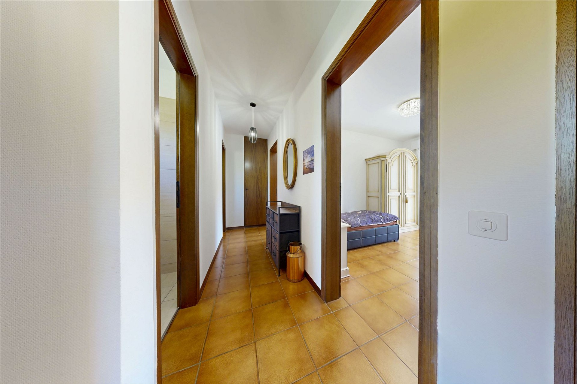 Heller Flur mit Blick in ein Schlafzimmer