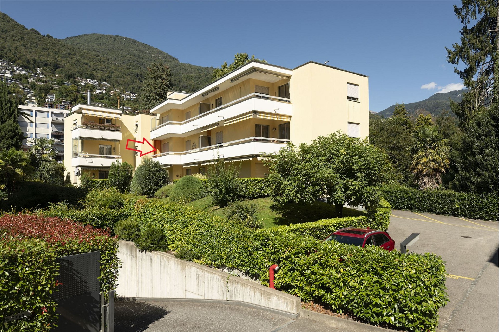 Mehrfamilienhaus in Hanglage mit Balkon und Gartenanlage