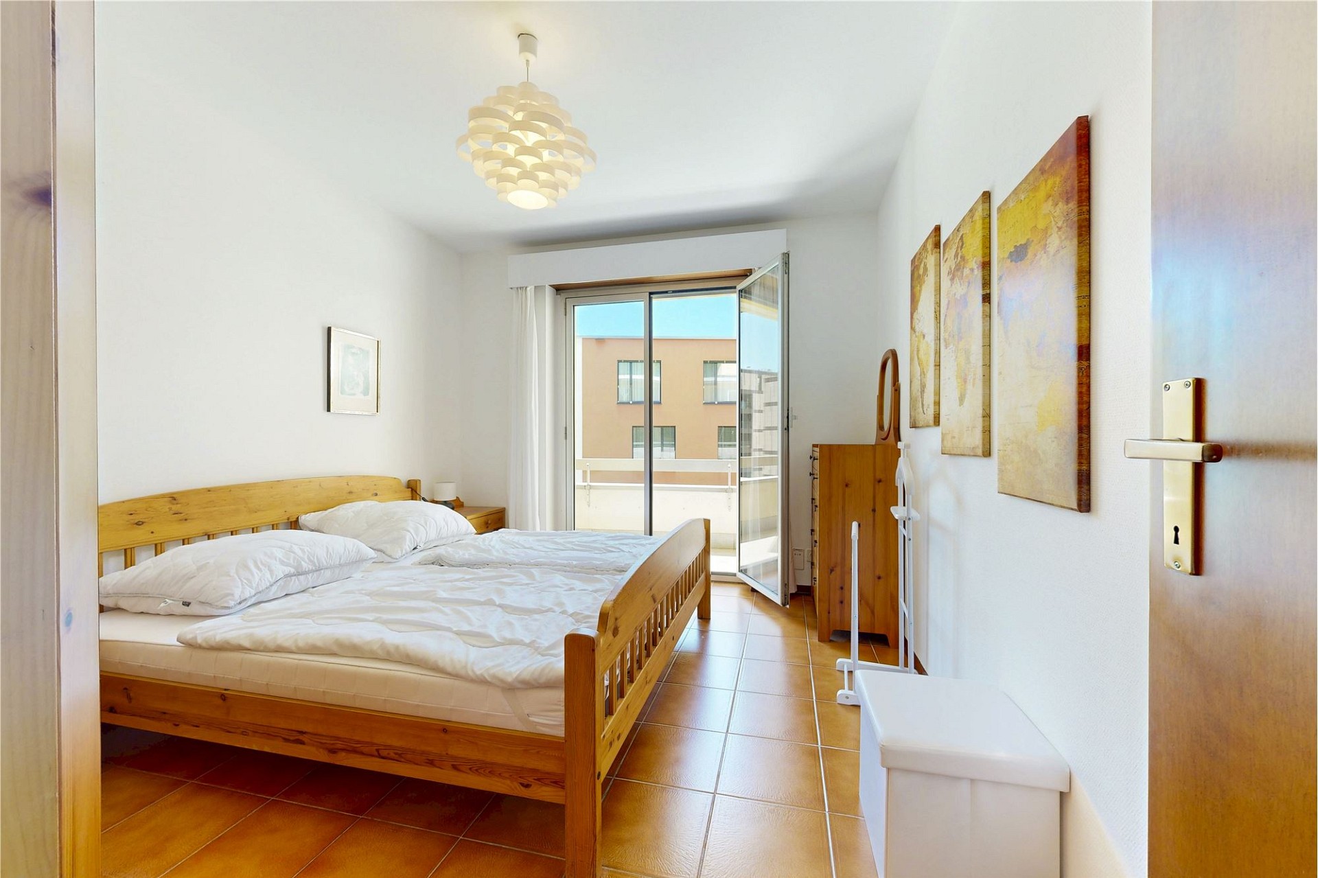 Helles Schlafzimmer mit Balkonzugang