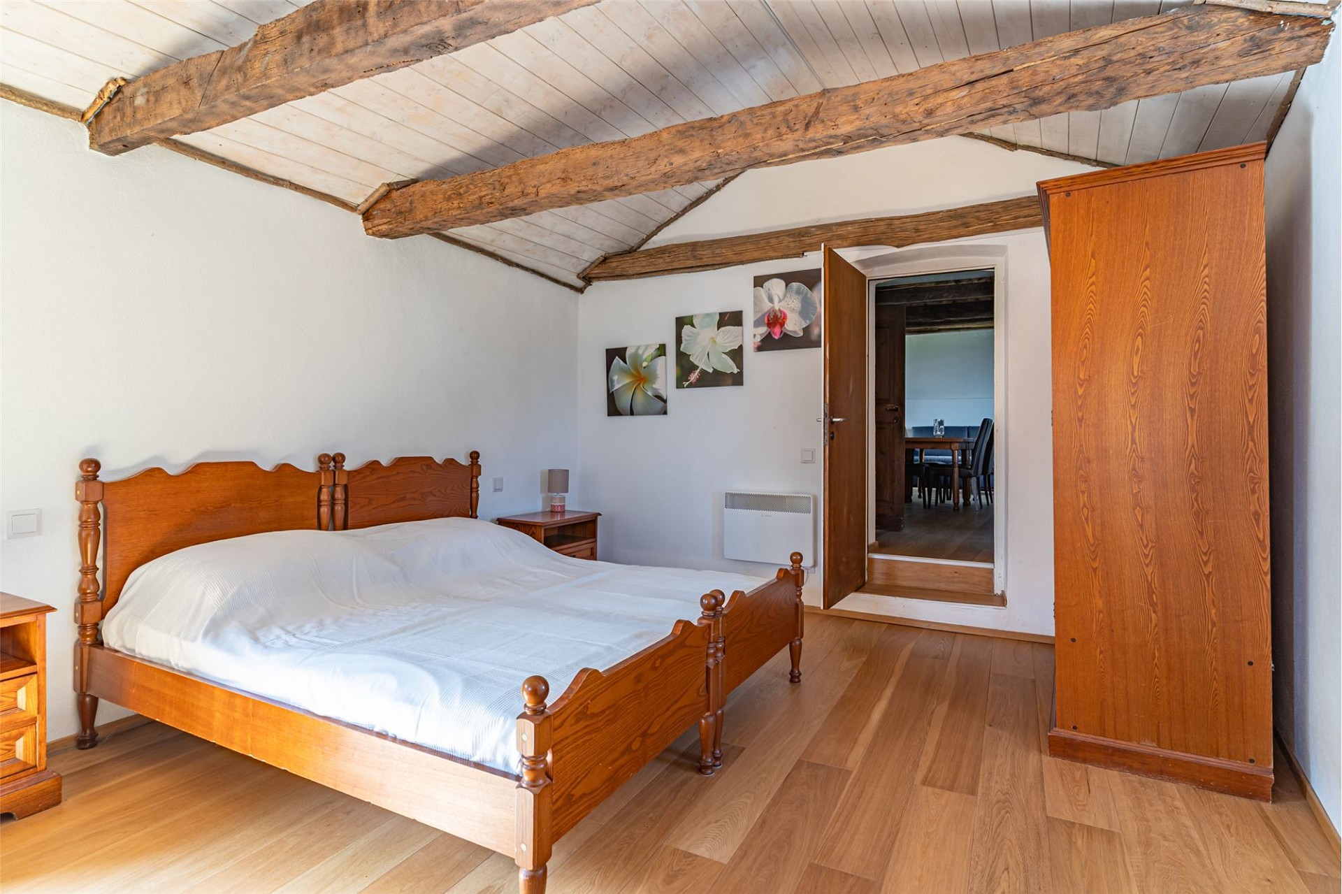 Gemütliches Schlafzimmer mit Holzbalken