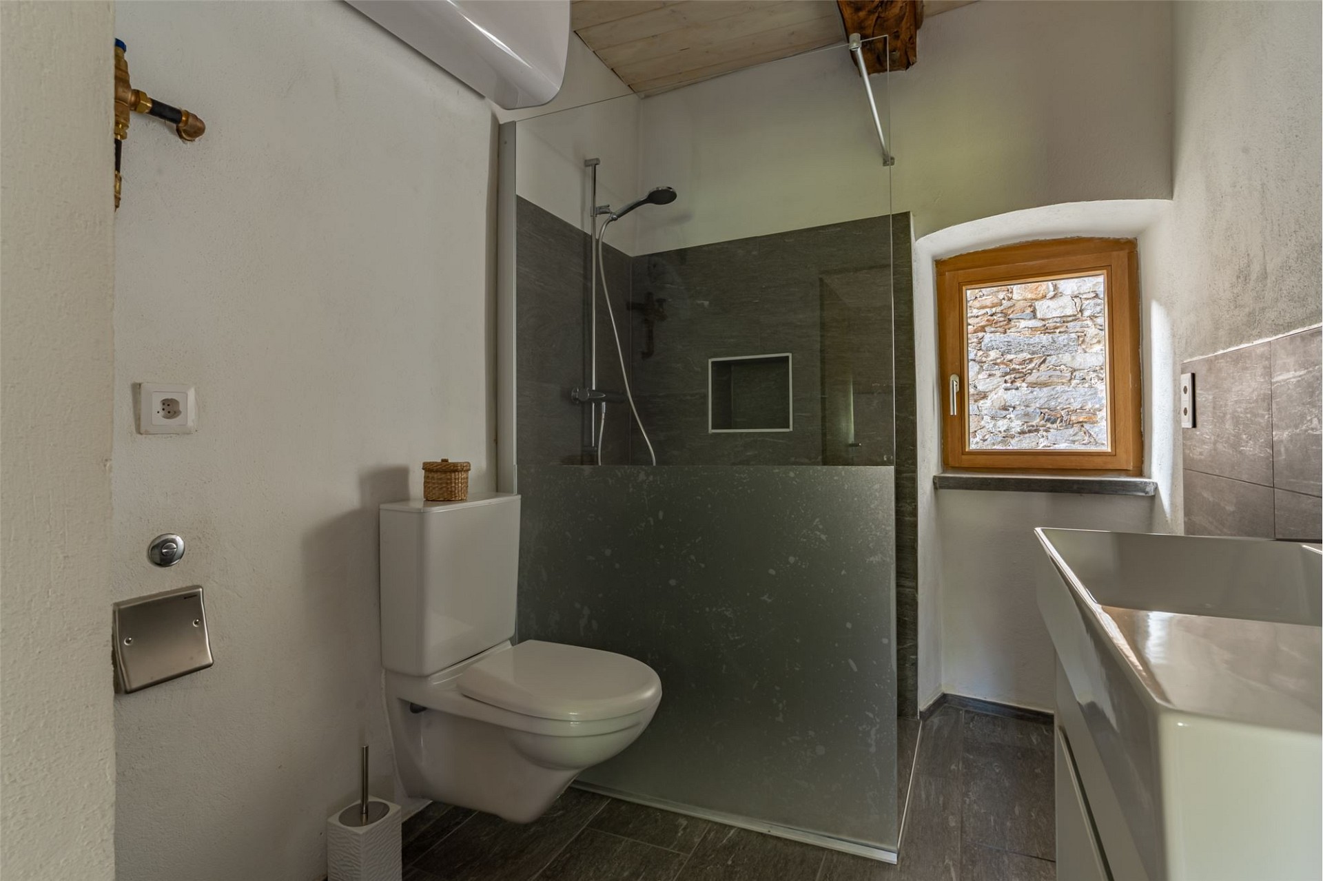 Modernes kleines Badezimmer mit Dusche und WC