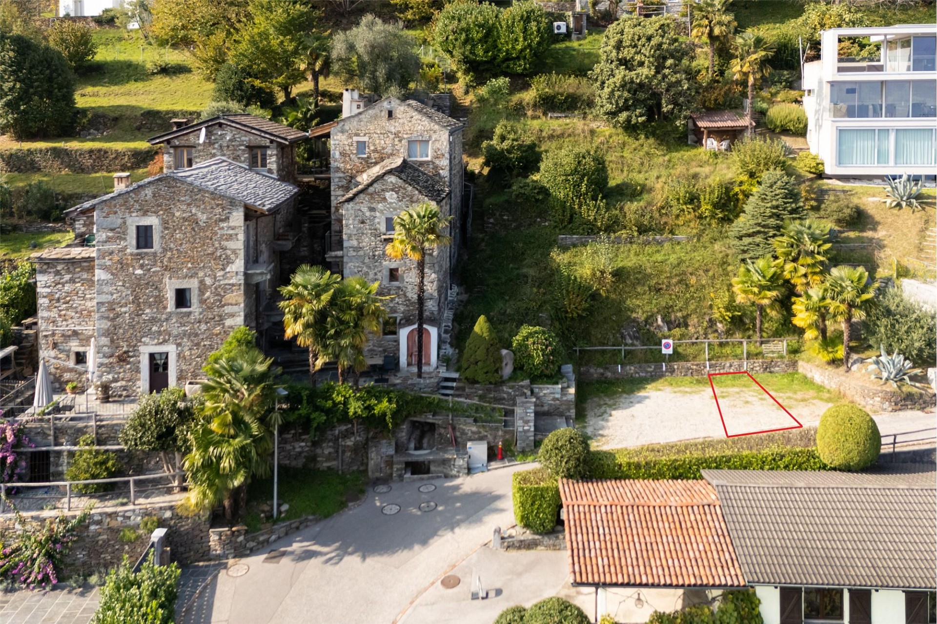 Luftaufnahme eines mediterranen Stein-Anwesens mit Garten