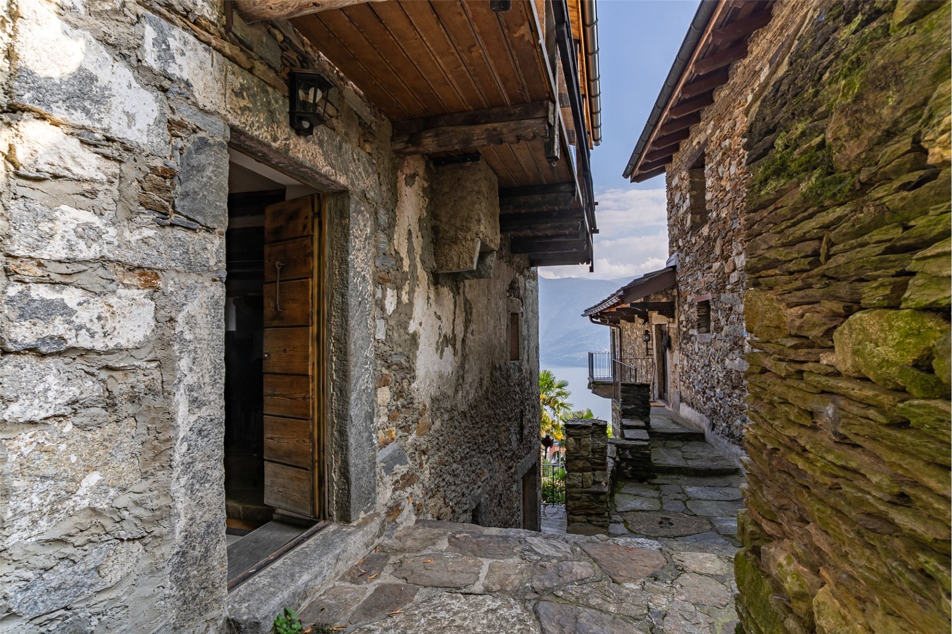 Historische Gasse zwischen Natursteinmauern