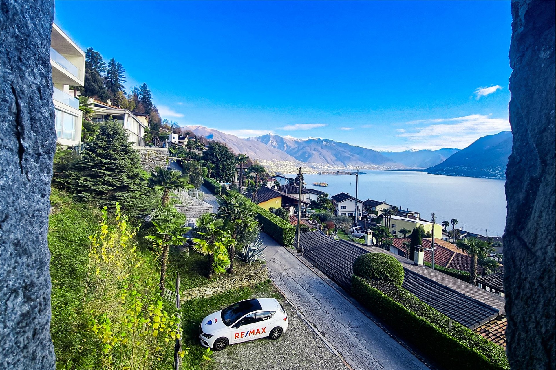 Seeblick über Hanglage mit Bergpanorama