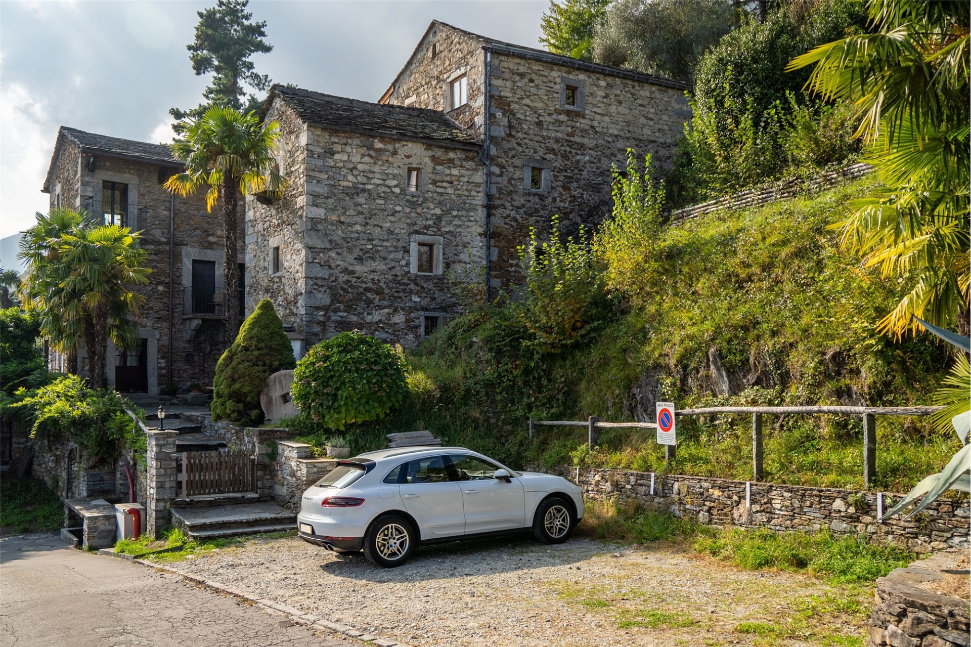 Historisches Steinhaus mit mediterraner Garteneinfahrt