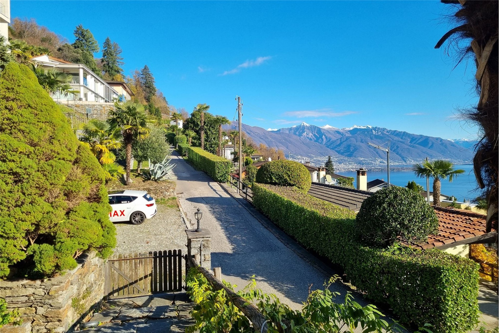 Hügelige Villa mit Seeblick