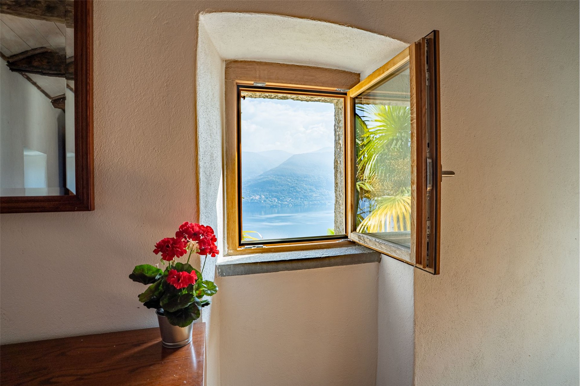 Fenster mit Seeblick
