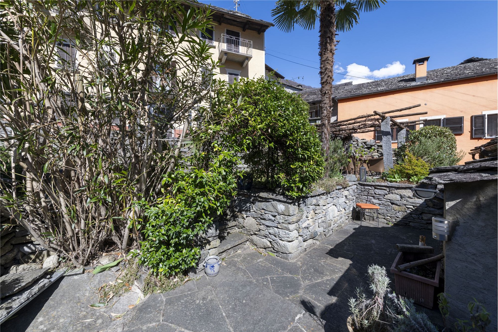 Mediterraner Innenhof mit Steinmauern