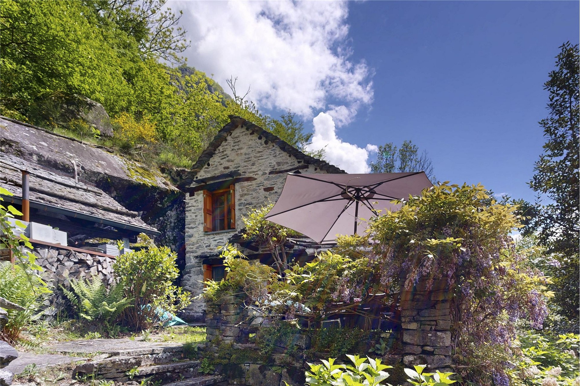 Berghaus mit Naturgarten