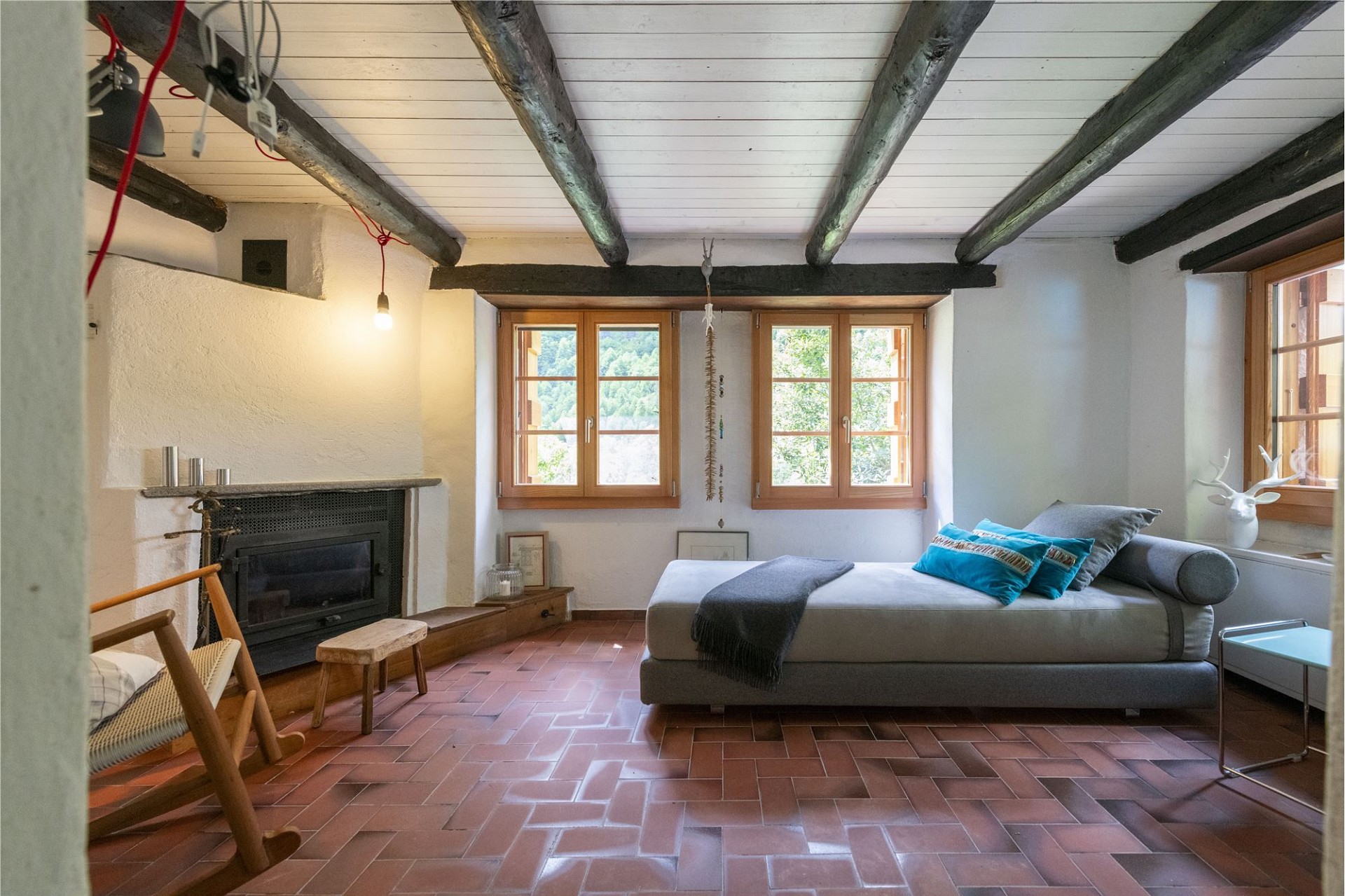 Gemütliches Wohnzimmer mit Kamin und Tageslicht