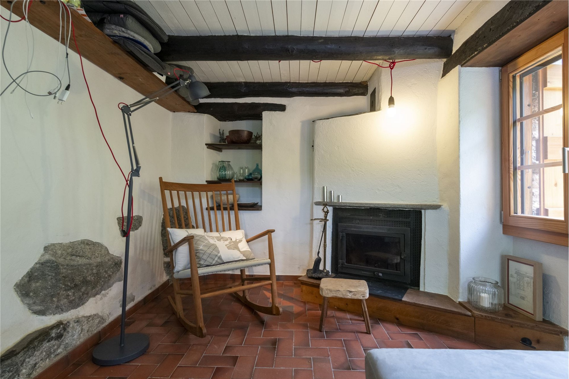 Gemütliche Kamin-Ecke mit rustikalem Charme