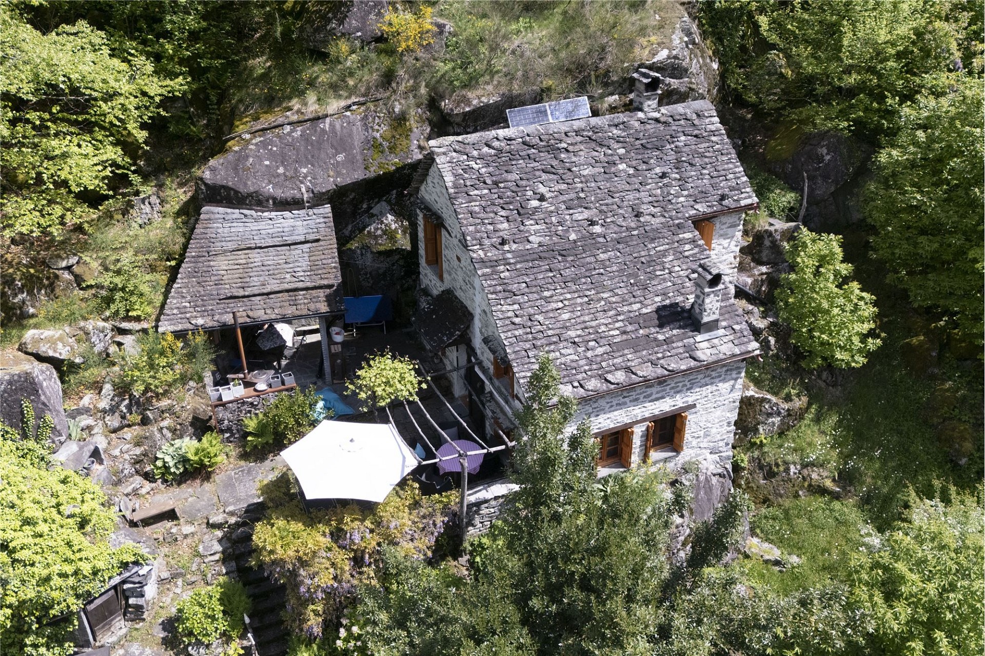 Luftaufnahme eines Steinhauses im Grünen