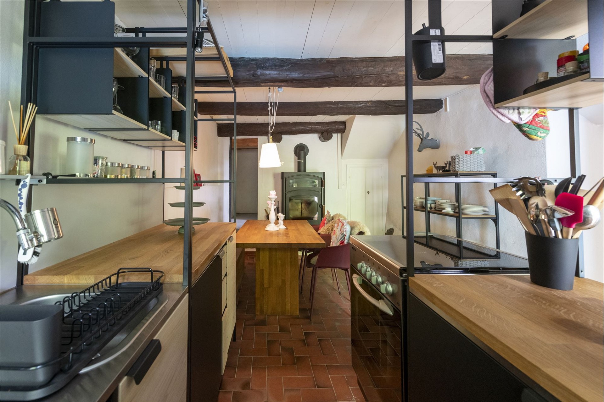 Gemütliche Landhausküche mit Holzofen