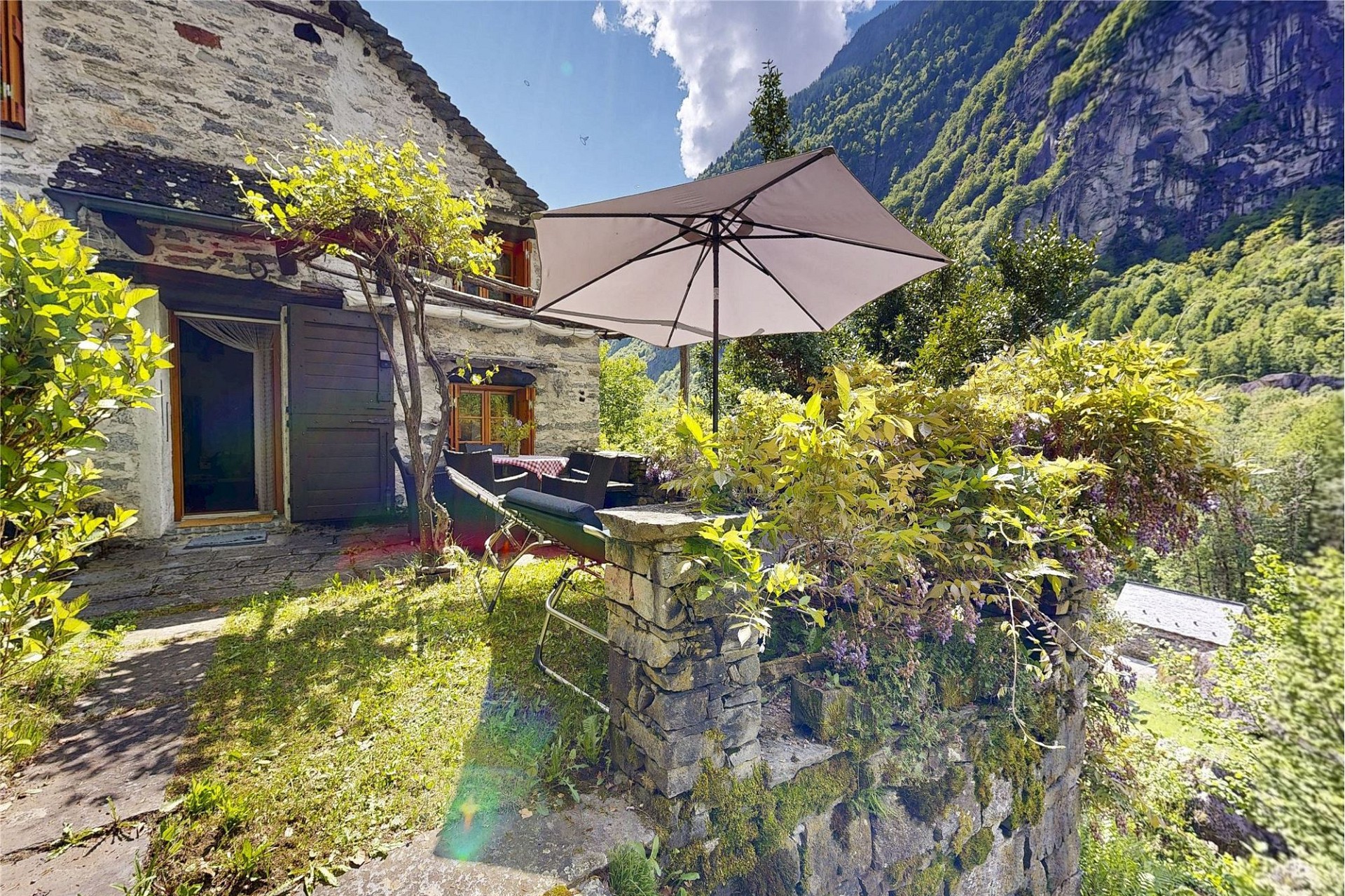 Berghaus mit Gartenterrasse