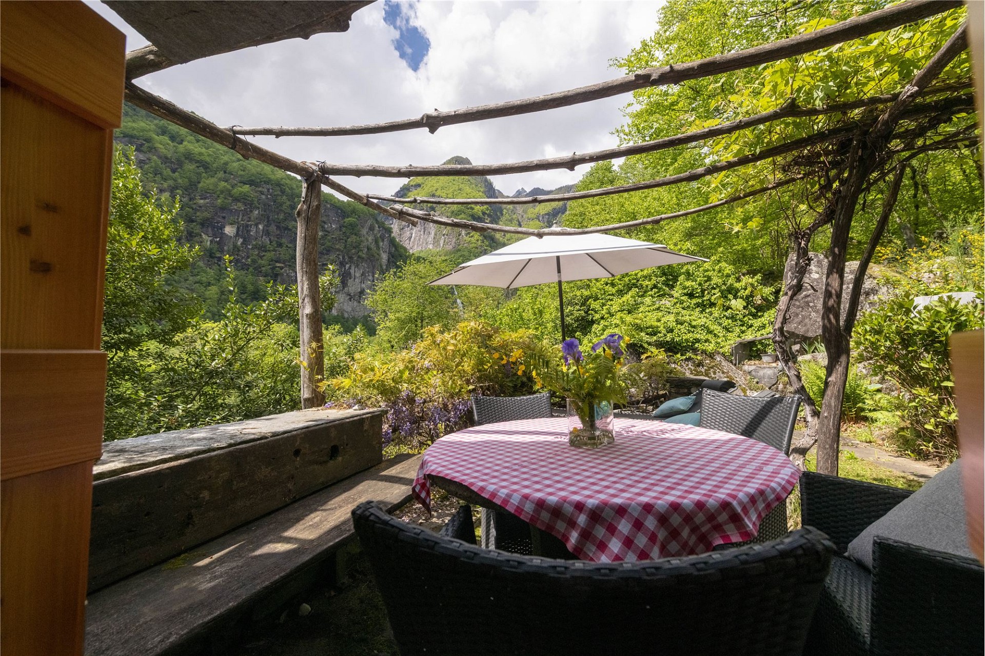 Terrasse mit Bergblick und rustikaler Sitzplatz