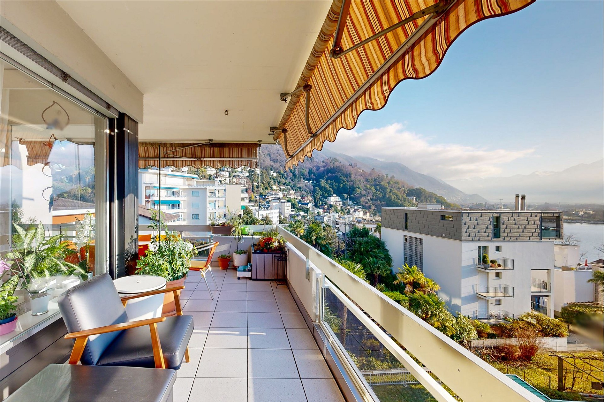 Balkon mit Berg- und Seeblick
