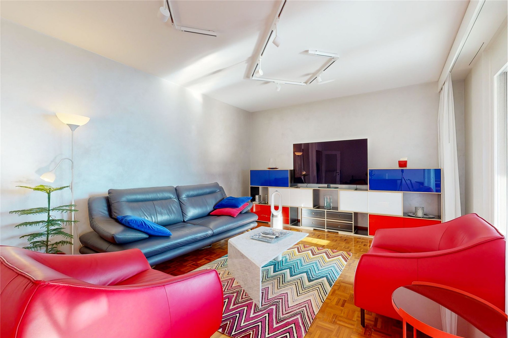 Modernes Wohnzimmer mit bunten Möbeln