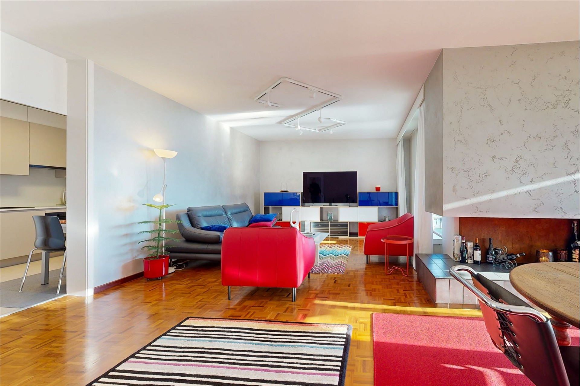 Modernes Wohnzimmer mit Kamin und offener Küche