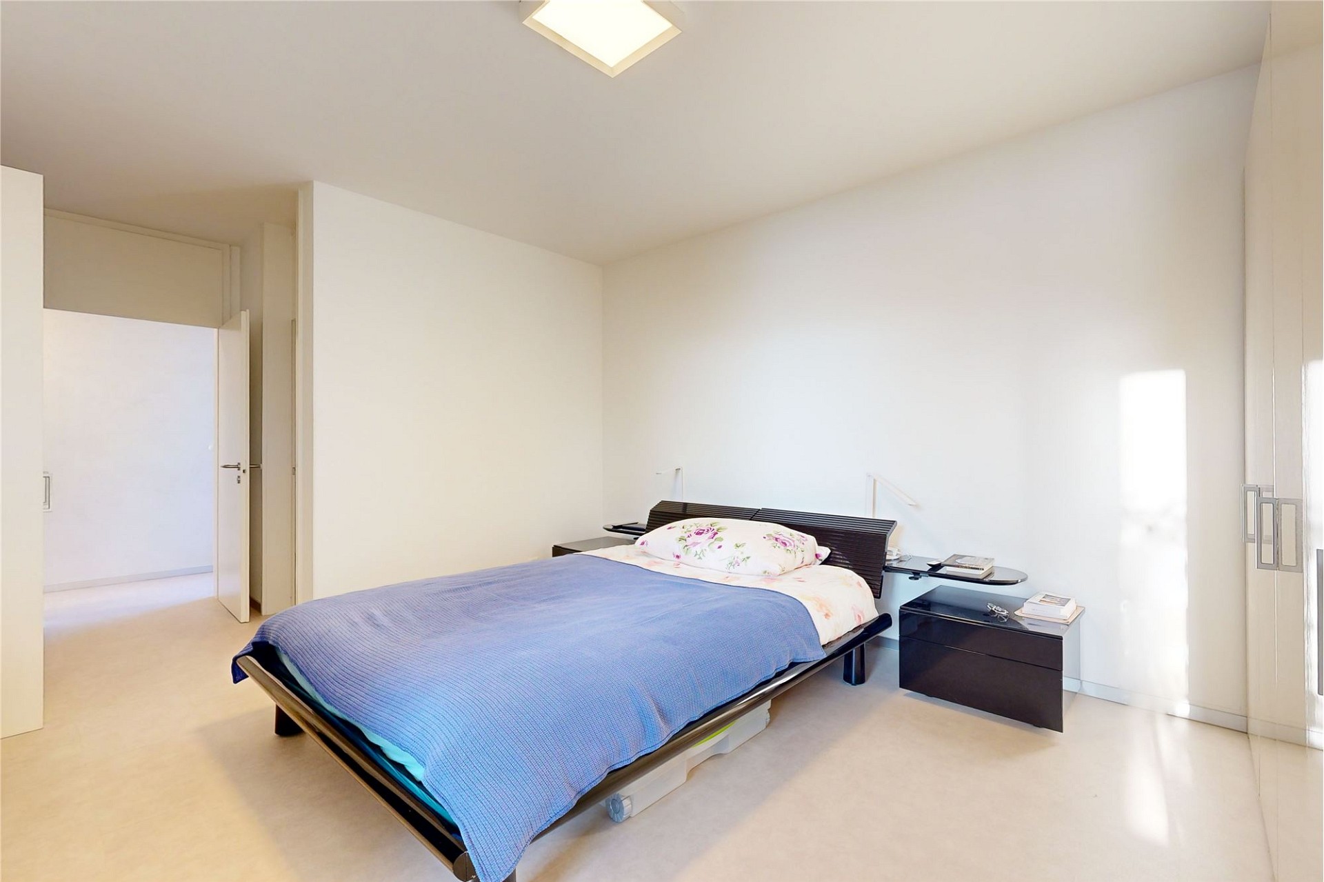Helles Schlafzimmer mit schlichtem Mobiliar