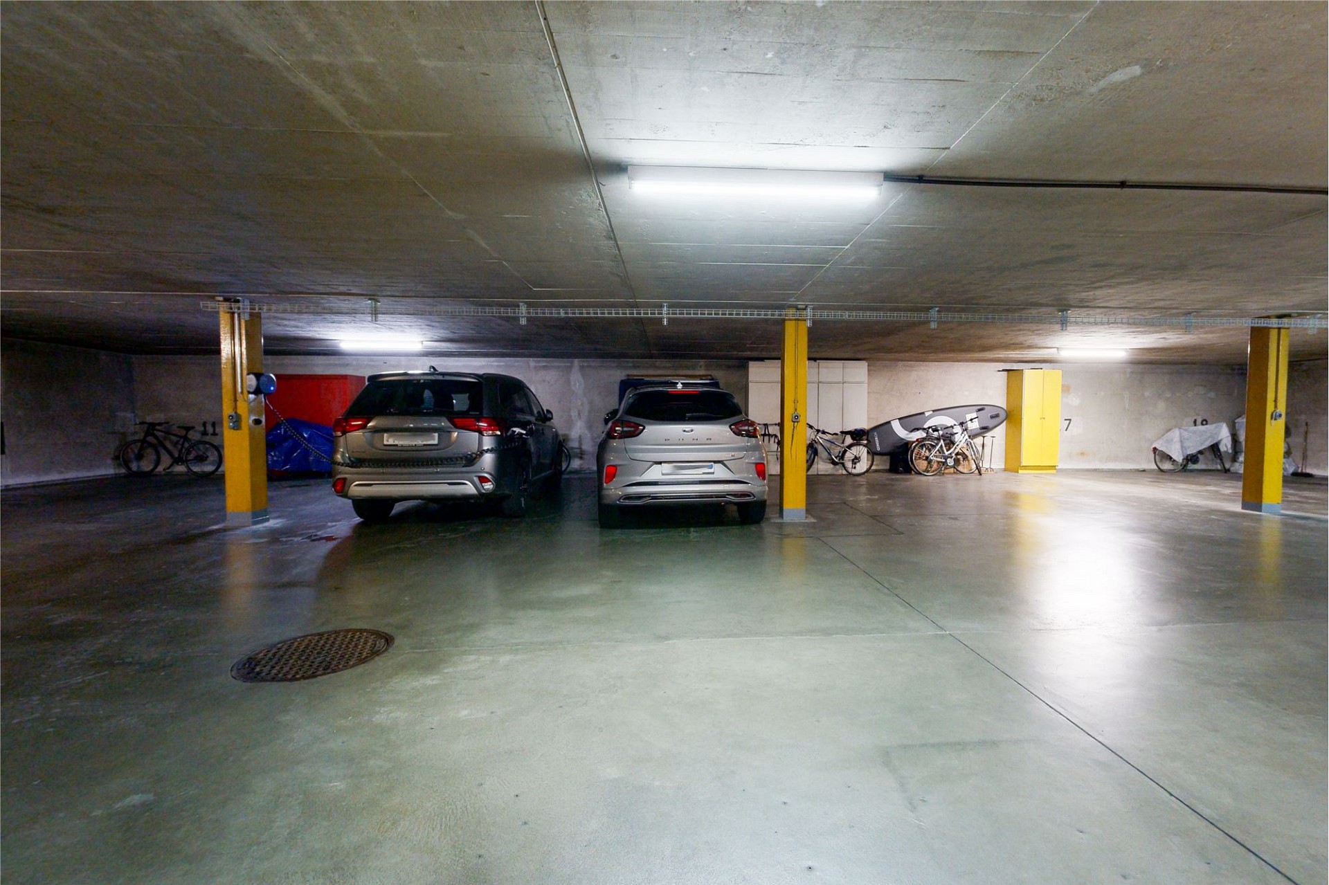 Tiefgarage mit geparkten Fahrzeugen