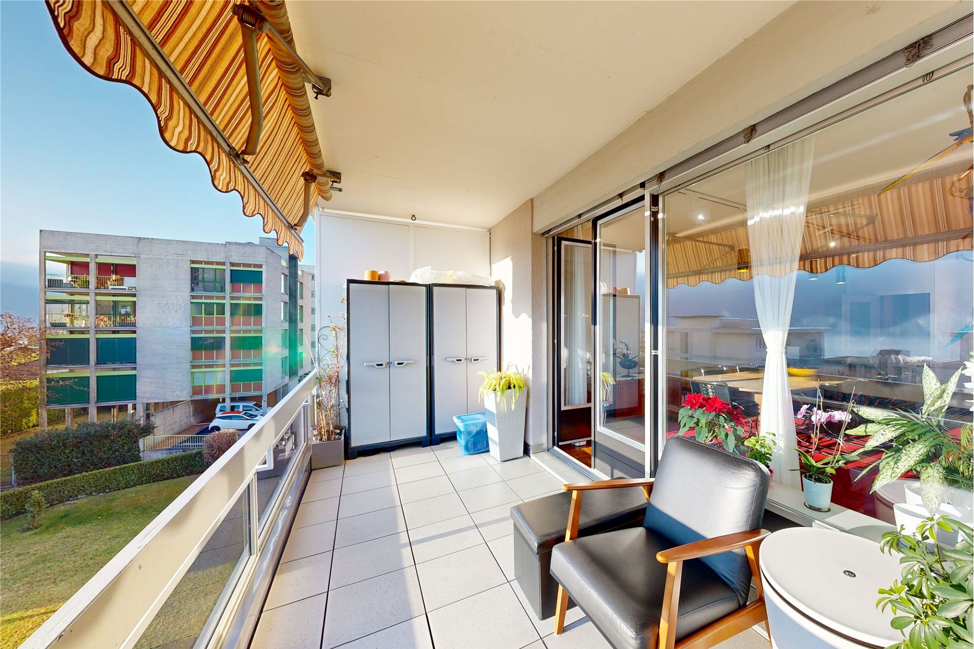 Balkon mit Sitzplatz und Blick ins Grüne