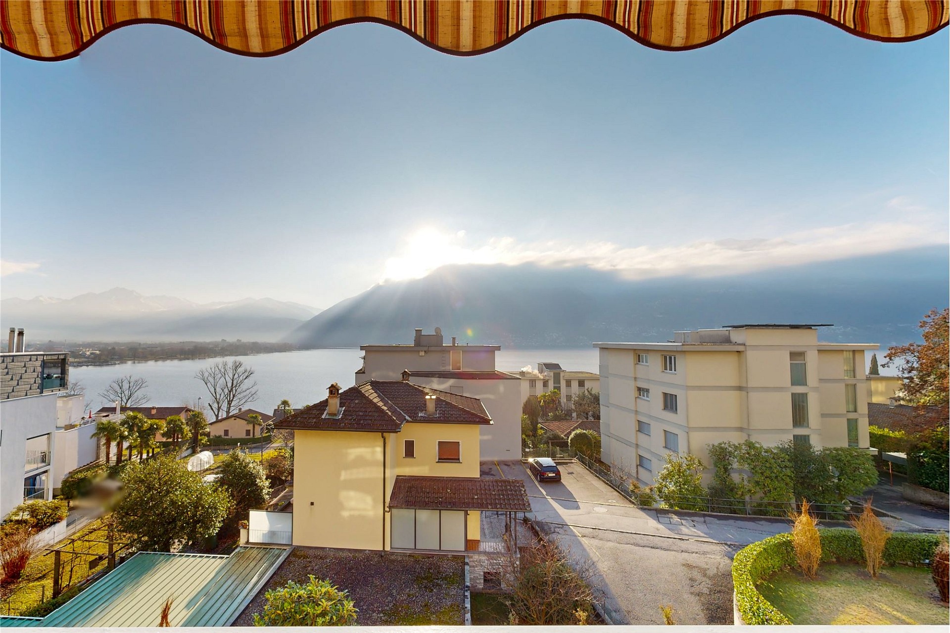 Seeblick mit Bergpanorama