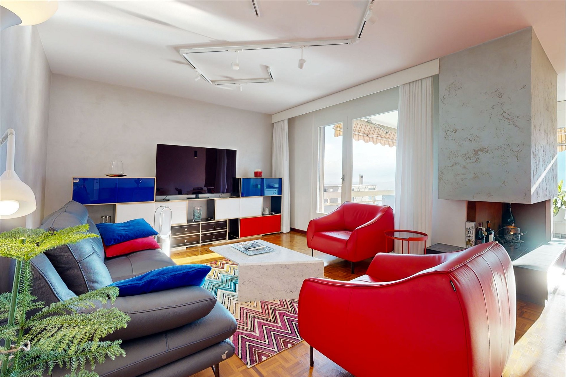 Modernes Wohnzimmer mit Meerblick