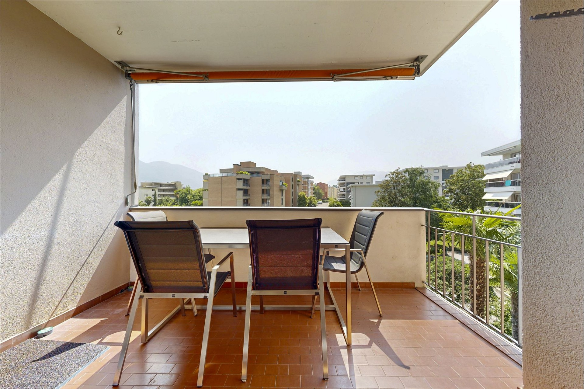 Balkon mit Essgruppe und Fernblick