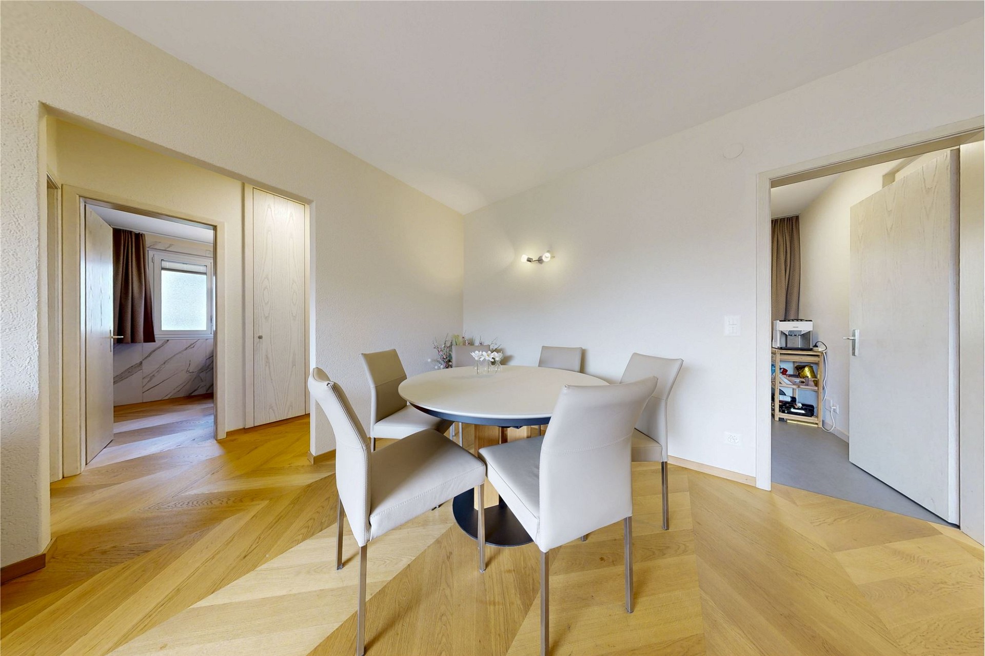 Esszimmer mit rundem Tisch