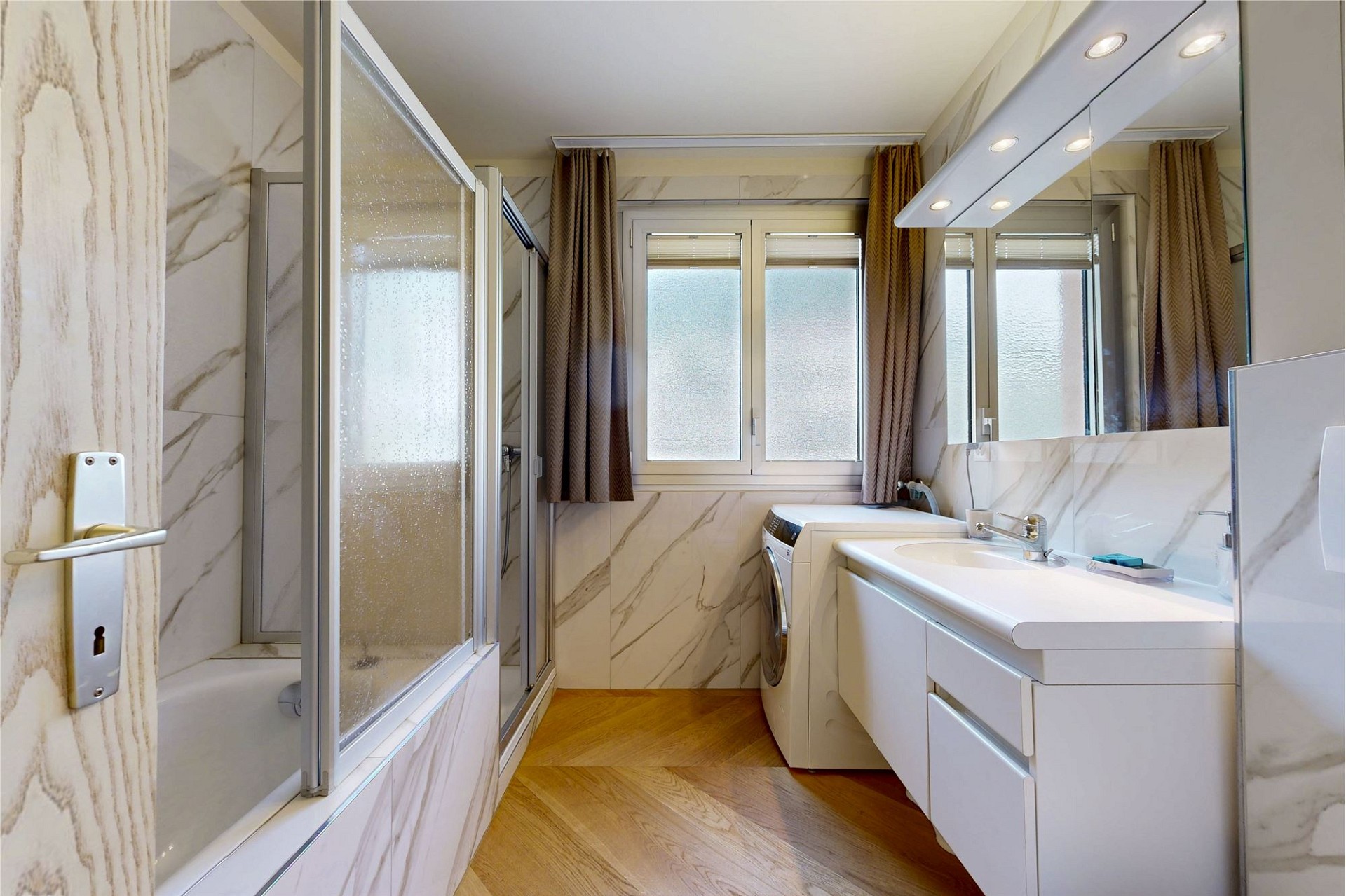 Modernes Badezimmer mit Badewanne und Waschtisch