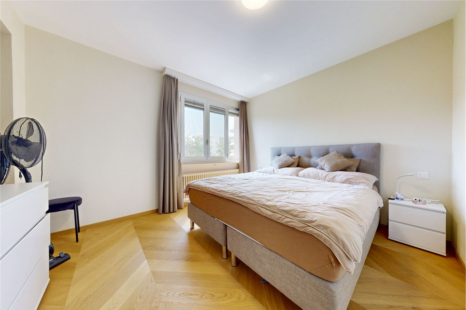 Helles Schlafzimmer mit Doppelbett
