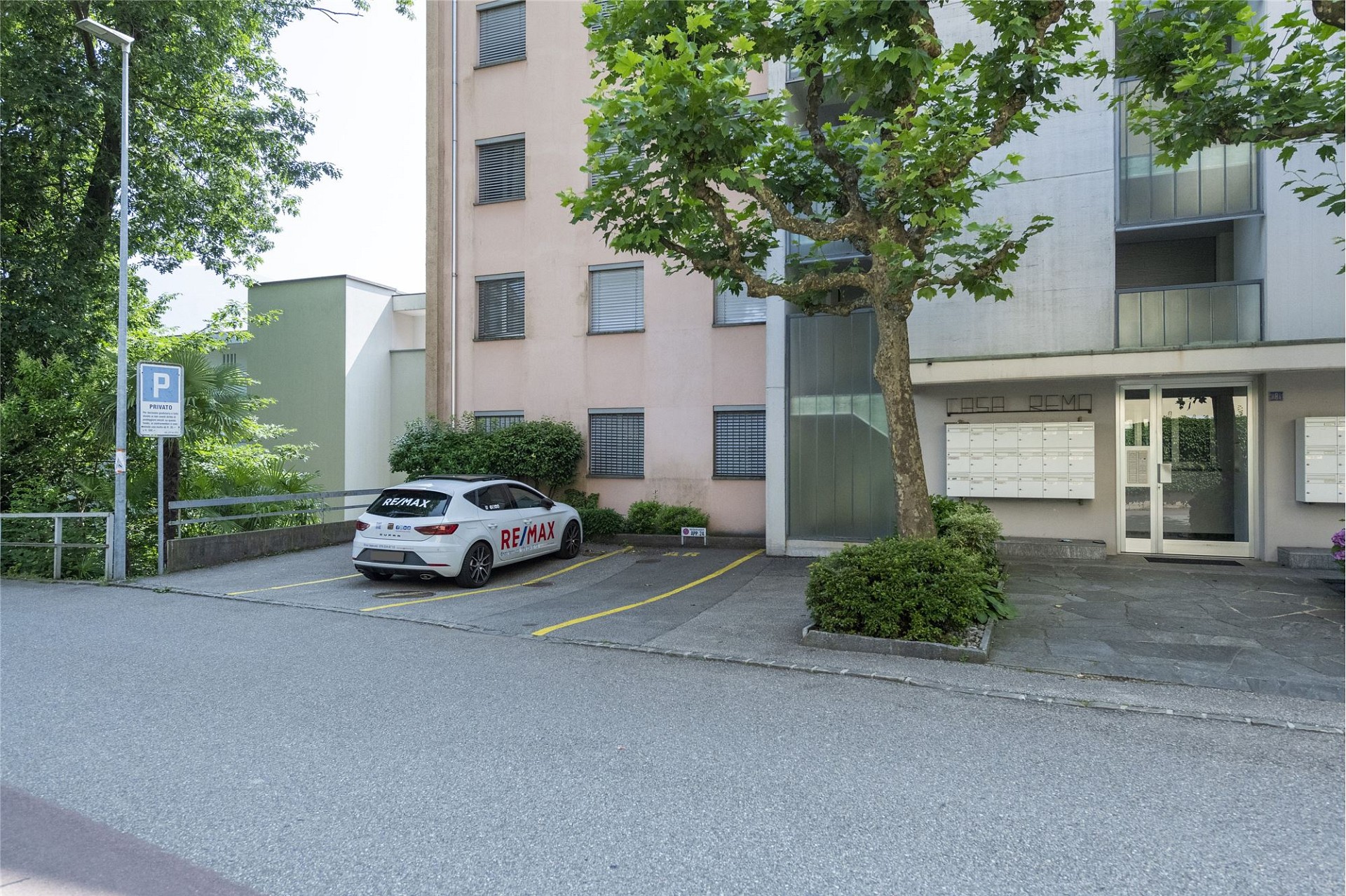 Mehrfamilienhaus mit Parkplatz
