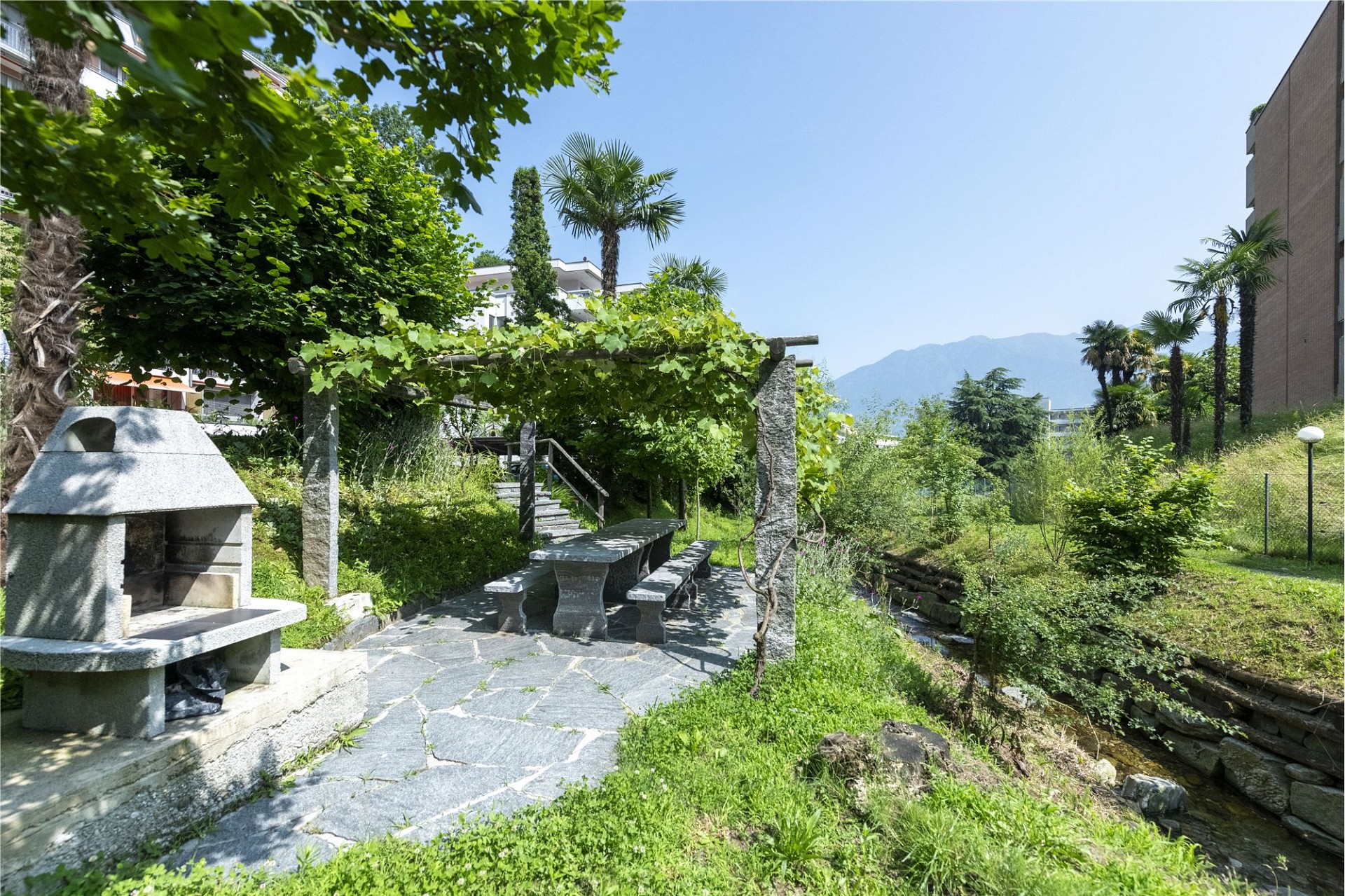 Garten mit Grillplatz und Pergola