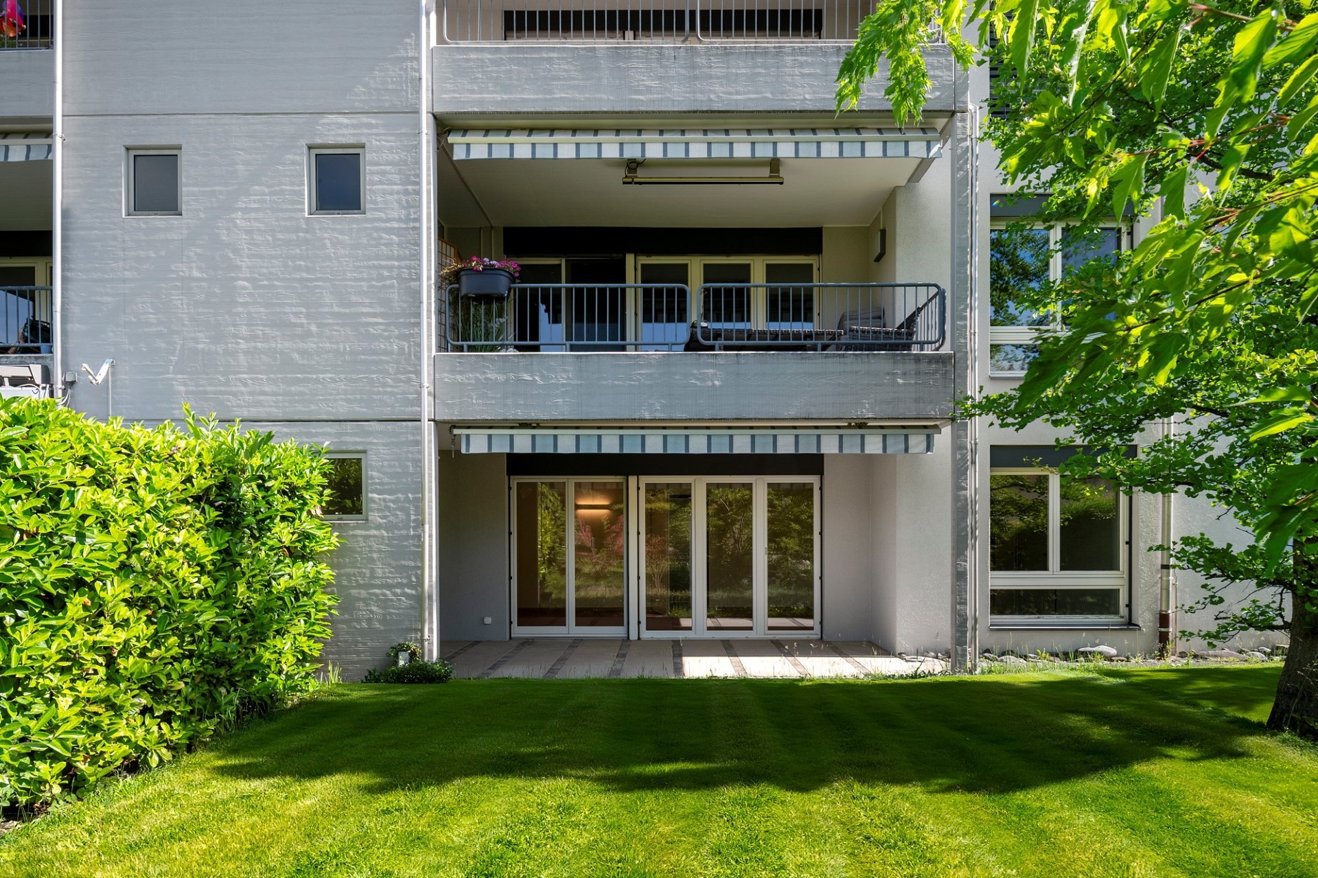 Balkon und Gartenansicht eines Mehrfamilienhauses