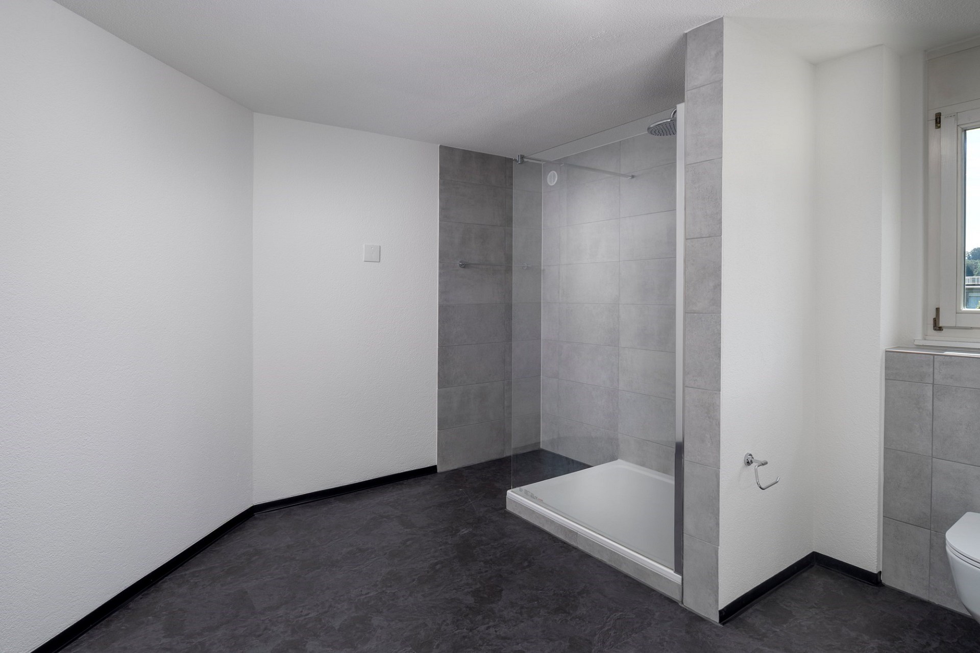 Modernes Badezimmer mit Dusche