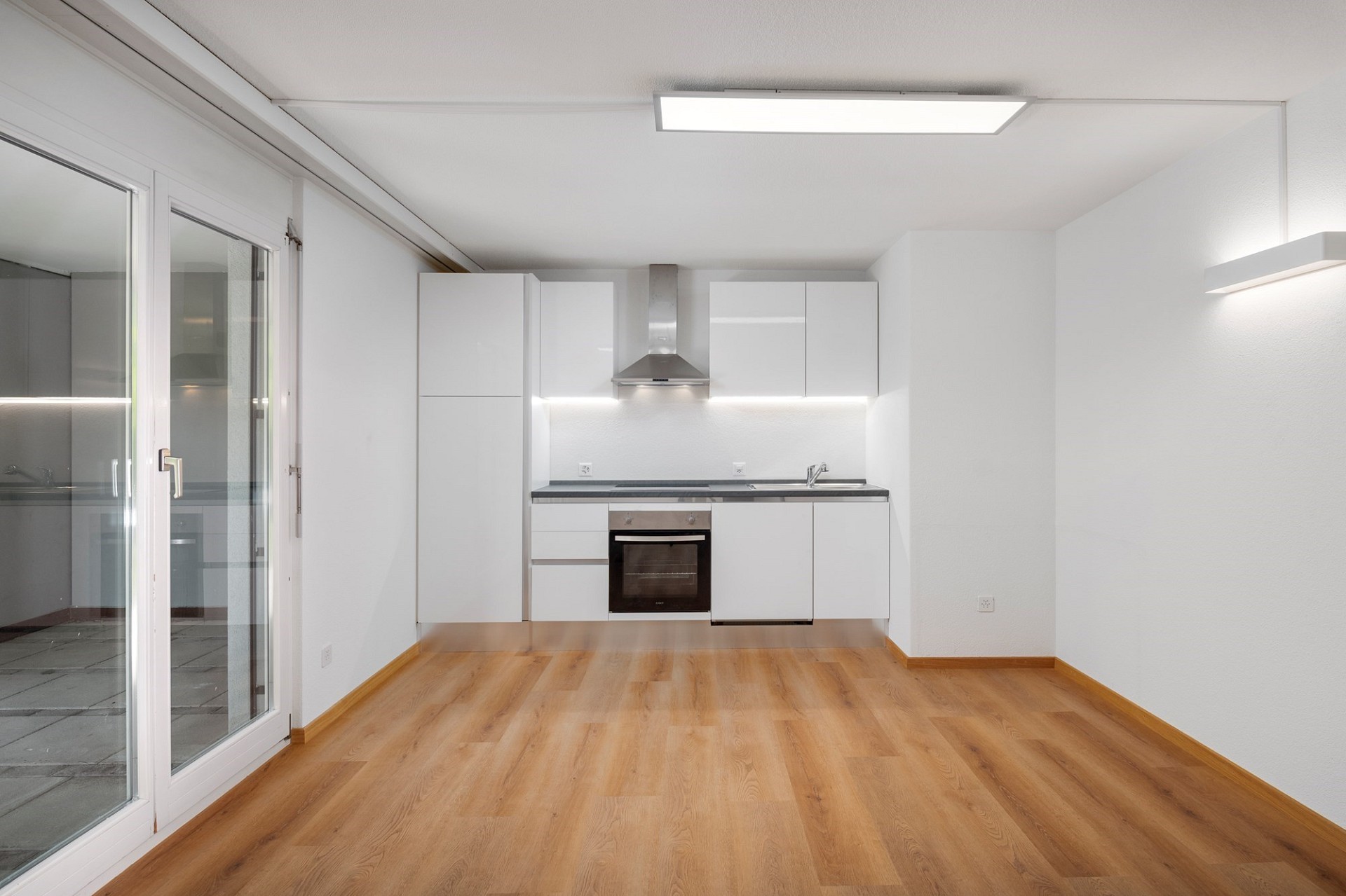 Moderne offene Küche mit heller Holzoptik