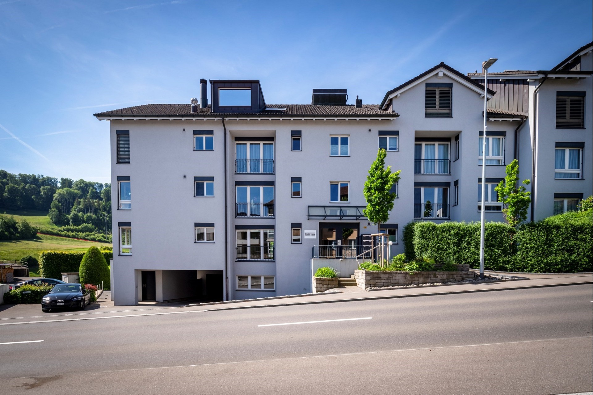 Mehrfamilienhaus an einer Hanglage