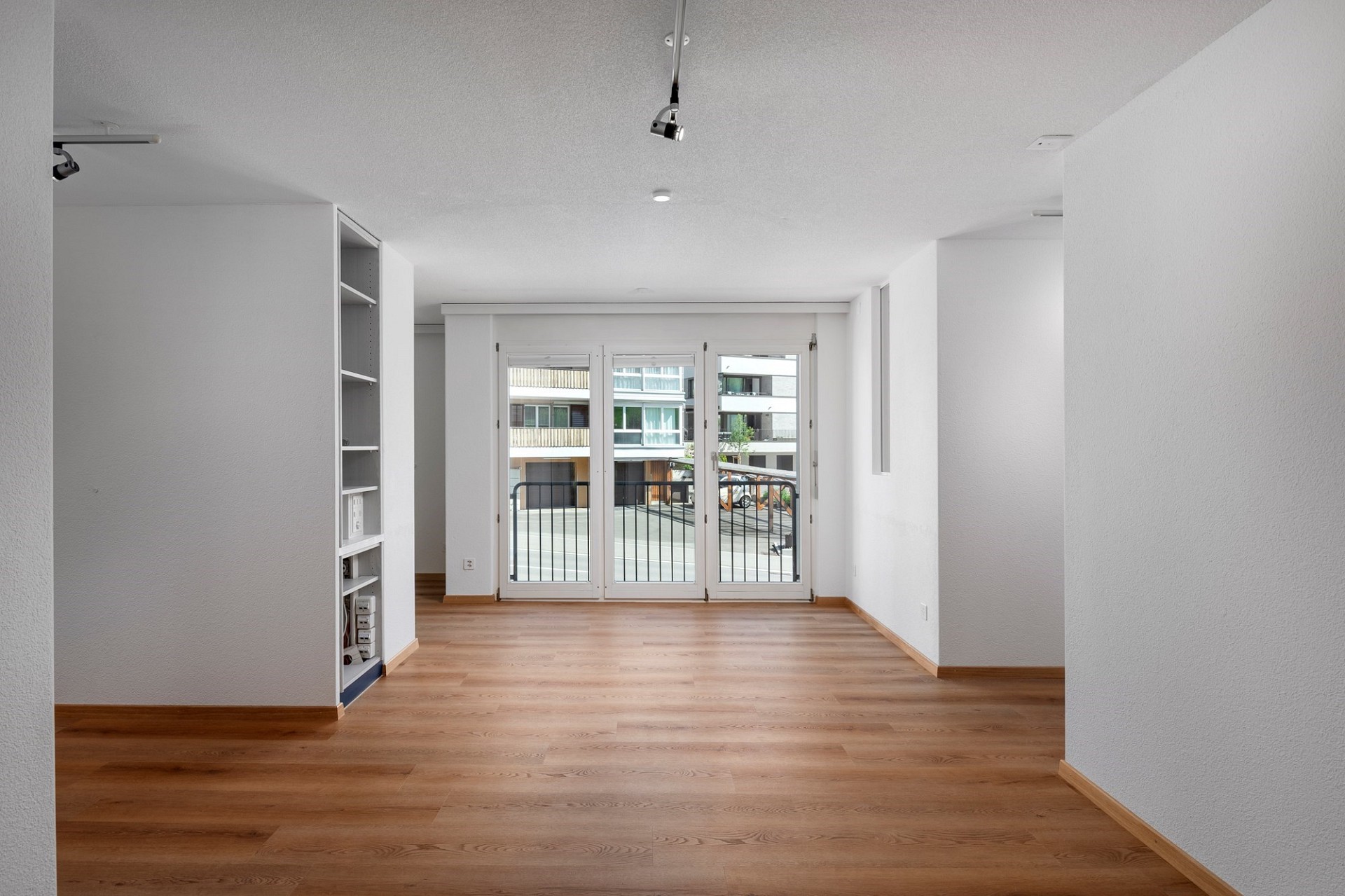 Heller leerer Wohnraum mit Balkonblick