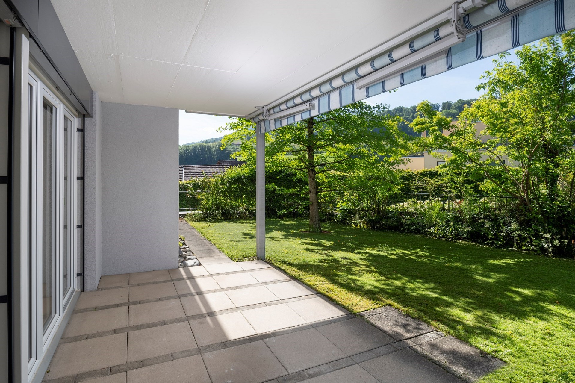 Überdachte Terrasse mit Gartenblick