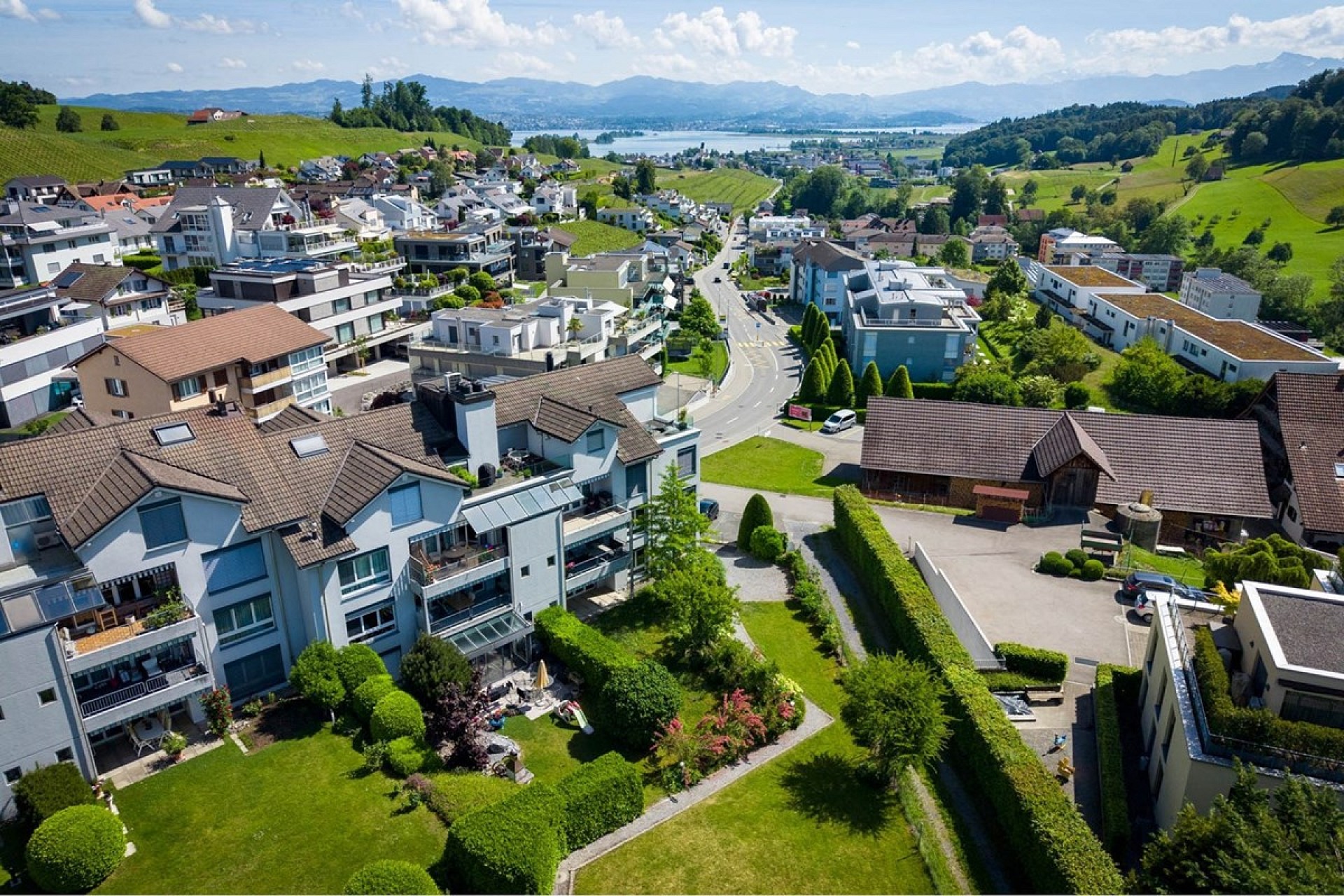 Luftaufnahme eines Wohngebiets mit Seeblick